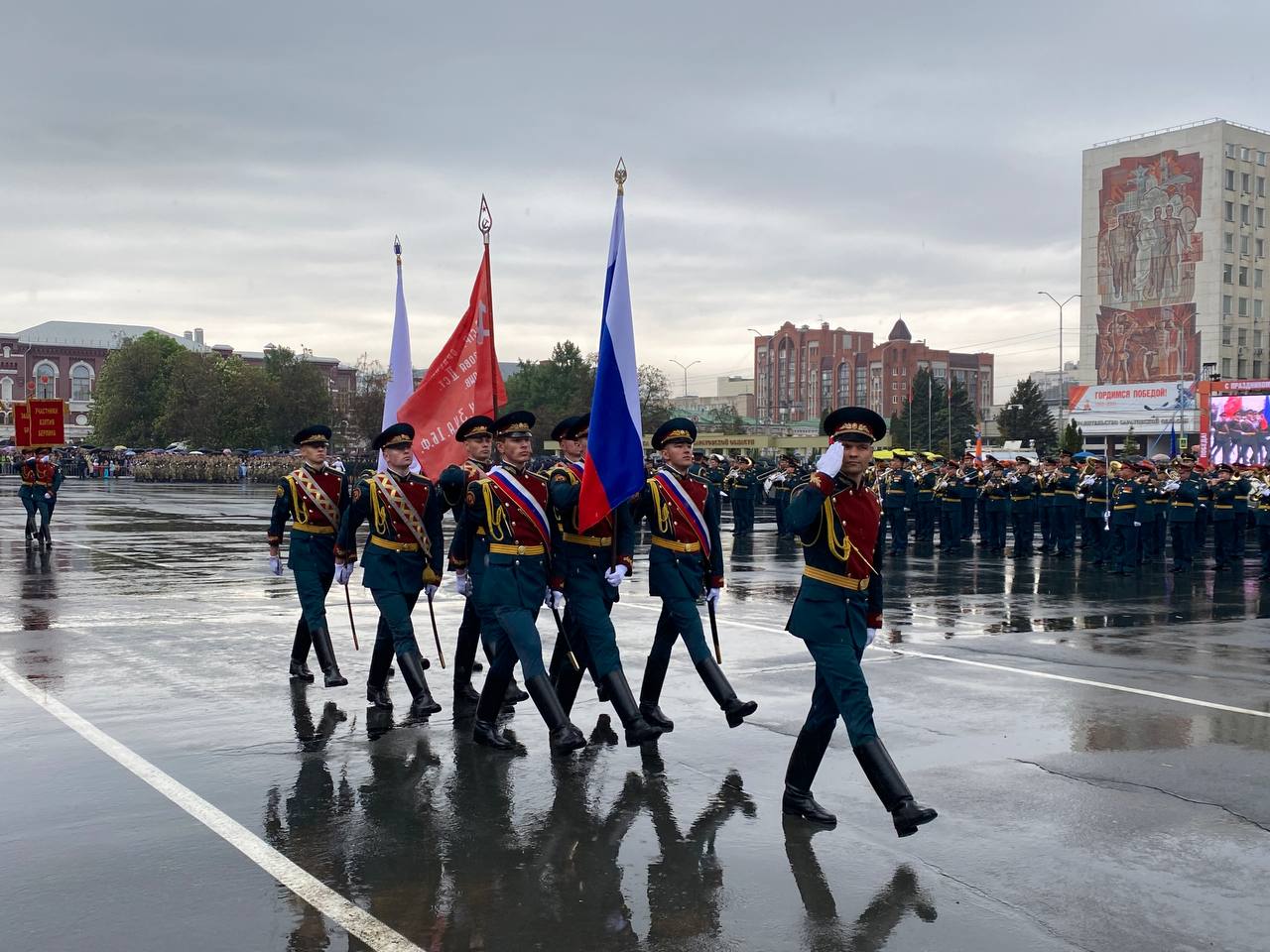 «Несмотря ни на что»: впервые за три года в Саратове ко Дню Победы прошли войска